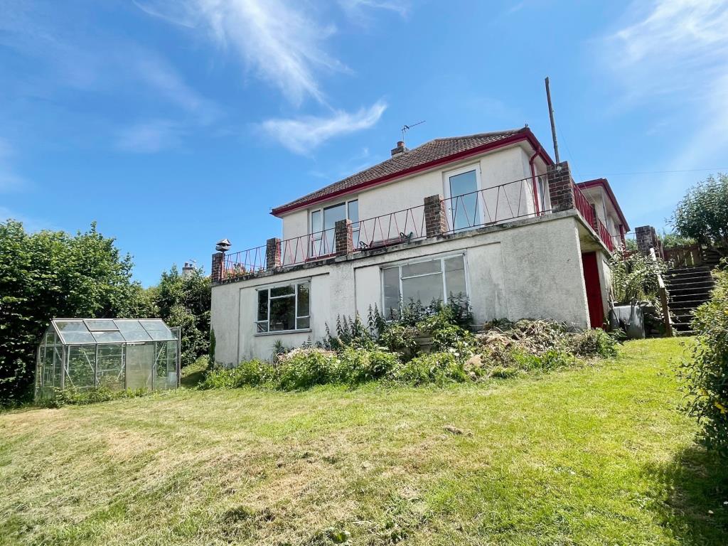 Lot: 69 - DETACHED BUNGALOW FOR REFURBISHMENT WITH POTENTIAL -